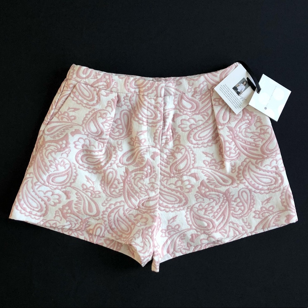New. Beautiful shorts. Pink and white shorts with pockets